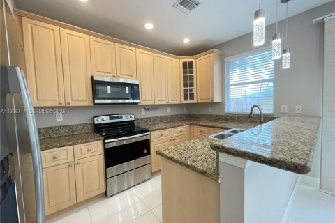 Townhouse in Davie, Florida 3 bedrooms, 136.66 sq.m. № 2010684 - photo 14