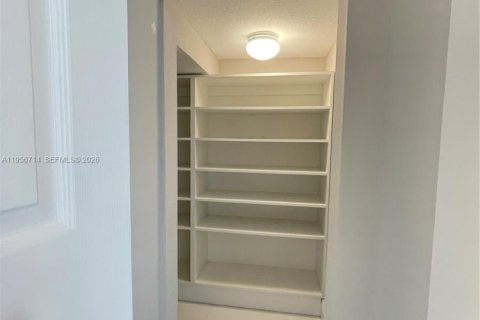 Townhouse in Davie, Florida 3 bedrooms, 136.66 sq.m. № 2010684 - photo 17