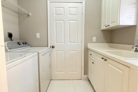 Townhouse in Davie, Florida 3 bedrooms, 136.66 sq.m. № 2010684 - photo 9