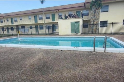 Copropriété à vendre à Lauderdale Lakes, Floride: 2 chambres, 77.76 m2 № 2245546 - photo 2