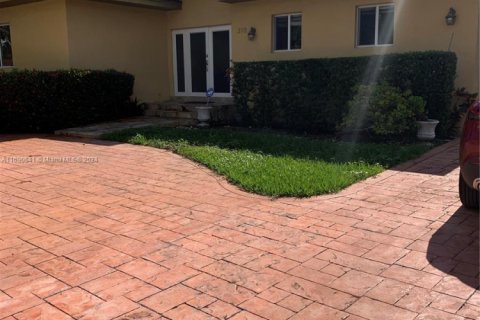 Villa ou maison à Sunny Isles Beach, Floride 2 chambres, 129.51 m2 № 2039167