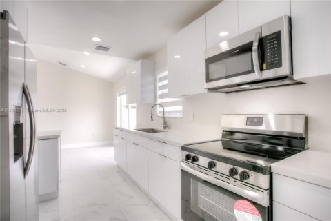 Casa en venta en Miami Gardens, Florida, 3 dormitorios, 111.95 m2 № 1825966 - foto 6