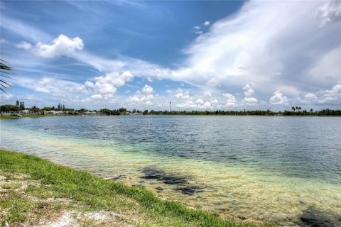 Casa en venta en Miami Gardens, Florida, 3 dormitorios, 111.95 m2 № 1825966 - foto 15