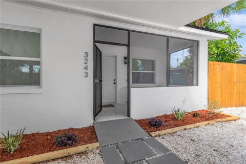 House in Saint Petersburg, Florida 3 bedrooms, 96.62 sq.m. № 2321107