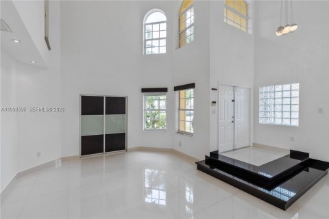 Casa en alquiler en Doral, Florida, 5 dormitorios № 2058016 - foto 2