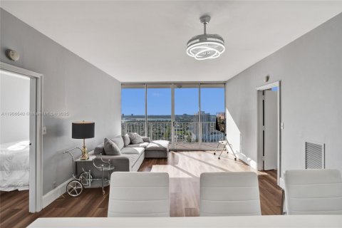 Condo in North Bay Village, Florida, 2 bedrooms  № 1957095 - photo 15