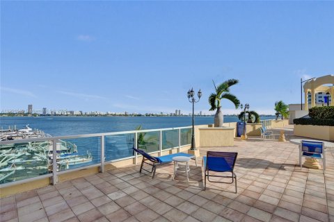 Condo in North Bay Village, Florida, 2 bedrooms  № 1957095 - photo 2