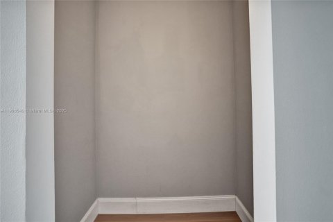 Condo in North Bay Village, Florida, 2 bedrooms  № 1957095 - photo 23