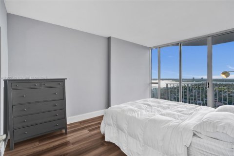 Condo in North Bay Village, Florida, 2 bedrooms  № 1957095 - photo 17