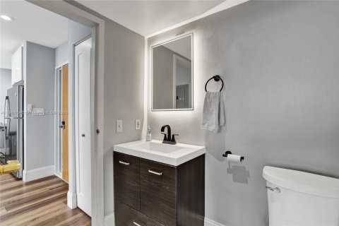 Condo in North Bay Village, Florida, 2 bedrooms  № 1957095 - photo 24