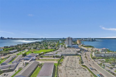 Condo in North Bay Village, Florida, 2 bedrooms  № 1957095 - photo 28