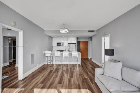 Condo in North Bay Village, Florida, 2 bedrooms  № 1957095 - photo 13