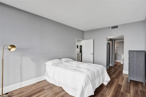 Condo in North Bay Village, Florida, 2 bedrooms  № 1957095 - photo 19