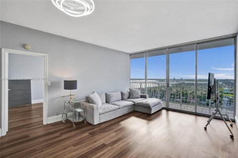 Condo in North Bay Village, Florida, 2 bedrooms  № 1957095 - photo 14