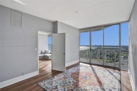 Condo in North Bay Village, Florida, 2 bedrooms  № 1957095 - photo 30