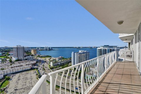 Condo in North Bay Village, Florida, 2 bedrooms  № 1957095 - photo 26