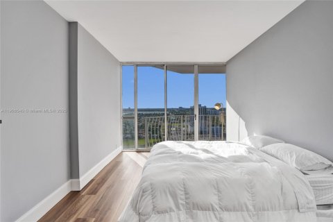 Condo in North Bay Village, Florida, 2 bedrooms  № 1957095 - photo 21