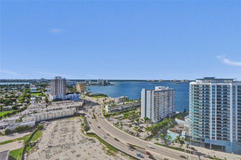 Condo in North Bay Village, Florida, 2 bedrooms  № 1957095 - photo 29