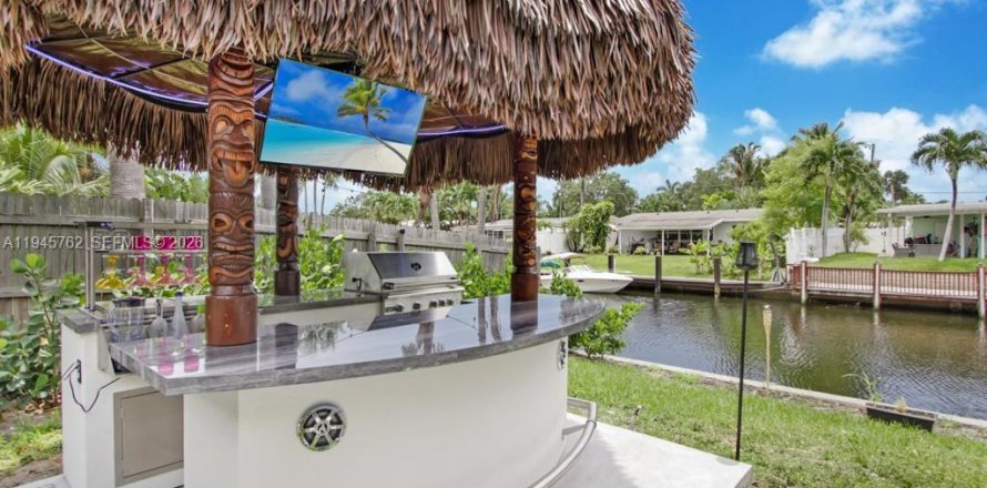 House in Fort Lauderdale, Florida 4 bedrooms, 172.98 sq.m. № 2002348