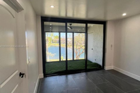 Снять в аренду кондоминиум в Окленд-Парк, Флорида 2 спальни, 81.75м2, № 1959473 - фото 7