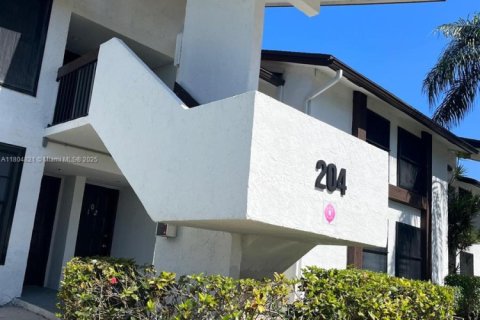 Снять в аренду кондоминиум в Окленд-Парк, Флорида 2 спальни, 81.75м2, № 1959473 - фото 1