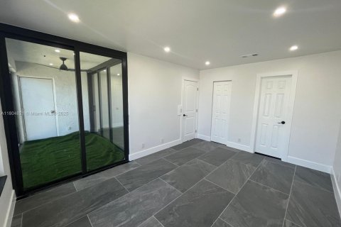 Снять в аренду кондоминиум в Окленд-Парк, Флорида 2 спальни, 81.75м2, № 1959473 - фото 5