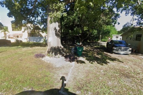 Land in Opa-locka, Florida № 2045959