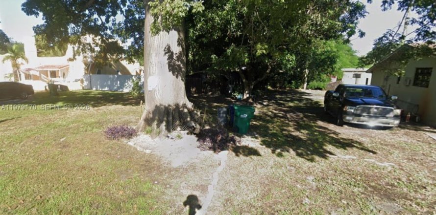 Land in Opa-locka, Florida № 2045959