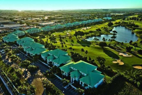 Condo in Doral, Florida, 1 bedroom  № 1862594 - photo 2