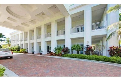 Condo in Doral, Florida, 1 bedroom  № 1862594 - photo 1