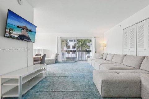 Condo in Miami Beach, Florida, 2 bedrooms № 2244344 - photo 4