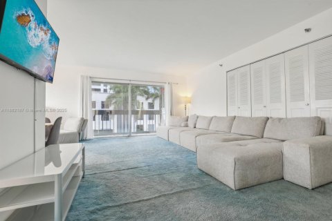 Condo in Miami Beach, Florida, 2 bedrooms № 2244344 - photo 5