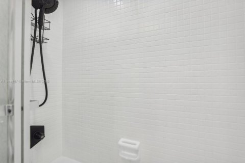 Condo in Miami Beach, Florida, 2 bedrooms № 2244344 - photo 18