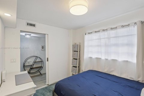 Condo in Miami Beach, Florida, 2 bedrooms № 2244344 - photo 13