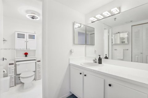 Condo in Miami Beach, Florida, 2 bedrooms № 2244344 - photo 10