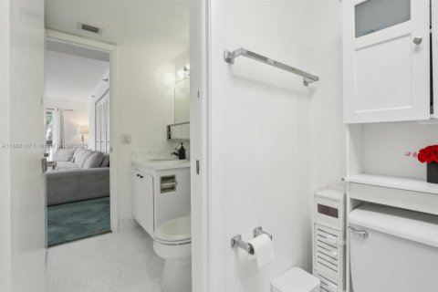 Condo in Miami Beach, Florida, 2 bedrooms № 2244344 - photo 11