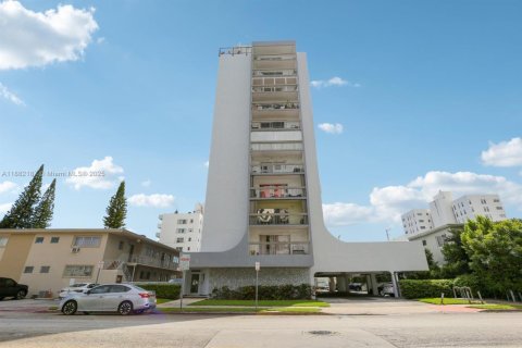 Condo in Miami Beach, Florida, 2 bedrooms № 2244344 - photo 24
