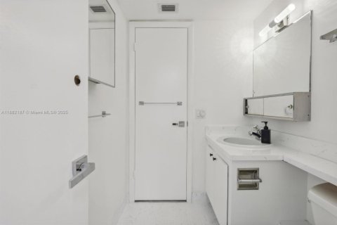 Condo in Miami Beach, Florida, 2 bedrooms № 2244344 - photo 15