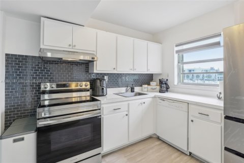 Condo in Miami Beach, Florida, 2 bedrooms № 2244344 - photo 2
