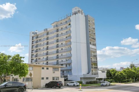 Condo in Miami Beach, Florida, 2 bedrooms № 2244344 - photo 22
