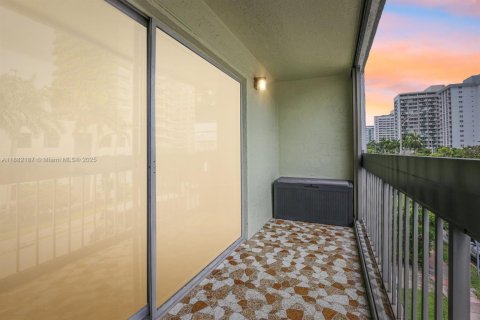 Condo in Miami Beach, Florida, 2 bedrooms № 2244344 - photo 23