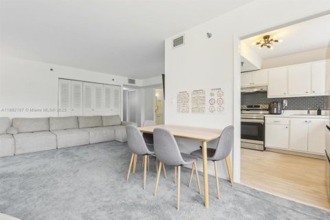 Condo in Miami Beach, Florida, 2 bedrooms № 2244344 - photo 3