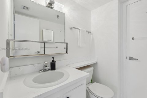 Condo in Miami Beach, Florida, 2 bedrooms № 2244344 - photo 16
