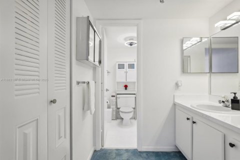 Condo in Miami Beach, Florida, 2 bedrooms № 2244344 - photo 9