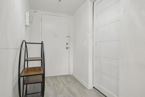 Condo in Miami Beach, Florida, 2 bedrooms № 2244344 - photo 19