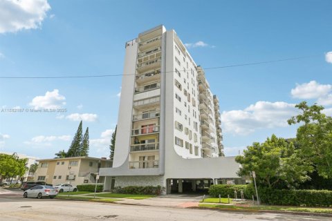 Condo in Miami Beach, Florida, 2 bedrooms № 2244344 - photo 25