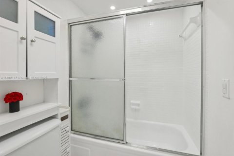 Condo in Miami Beach, Florida, 2 bedrooms № 2244344 - photo 17