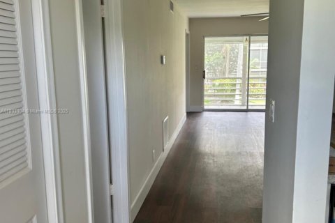 Condo in Lauderhill, Florida, 2 bedrooms  № 1959542 - photo 6