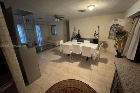Villa ou maison à vendre à Dania Beach, Floride: 2 chambres, 121.05 m2 № 2185621 - photo 12
