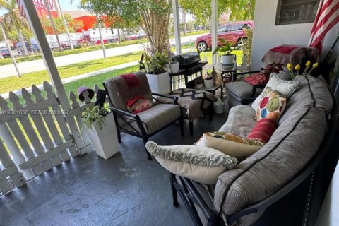 Villa ou maison à vendre à Dania Beach, Floride: 2 chambres, 121.05 m2 № 2185621 - photo 8